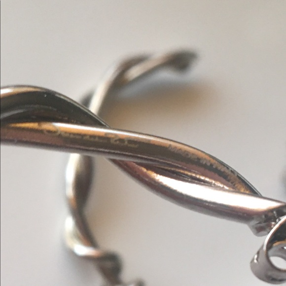 ‎OSCAR DE LA RENTA‎, Modern Twist Hoop Earrings - Picture 7 of 8